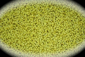 Granuli materie plastiche gialle per estrusione
